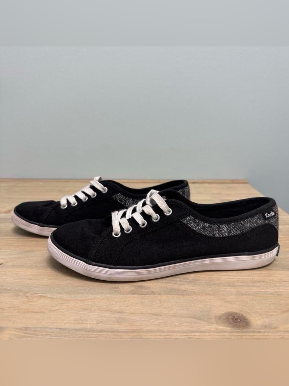 Size7 Keds Women’s Black Canvas Lace-Up Sneakers